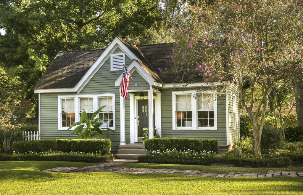 Ruthie Allan believes that location is key for a cottage homeowner. The proximity to the LSU lakes, retail, restaurants and neighbors with similar houses and gardens makes her living experience extend beyond the clapboard siding of her home’s exterior.