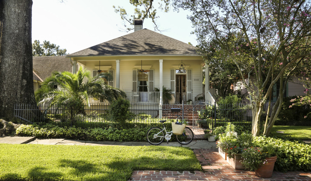 Though Rachel and Kirk Williams’ cottage is only 1,950 square feet, it feels expansive thanks to 12-foot ceilings, spacious front and rear porches, and graceful proportions.